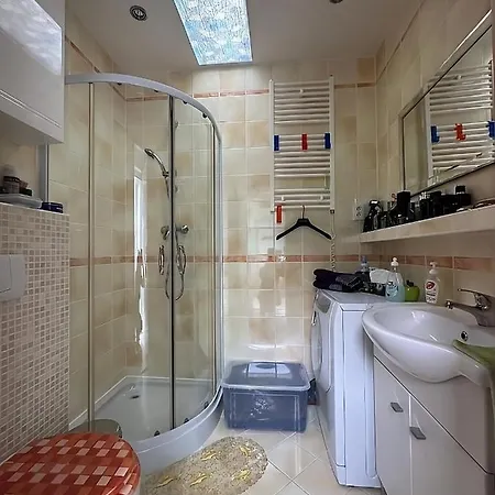 Daire Blue In Center, Location *