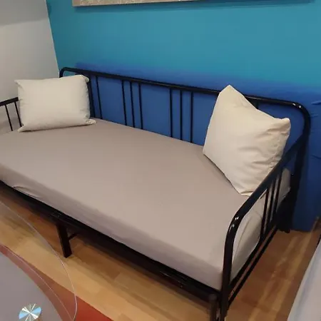 Blue In Center, Location Apartmán