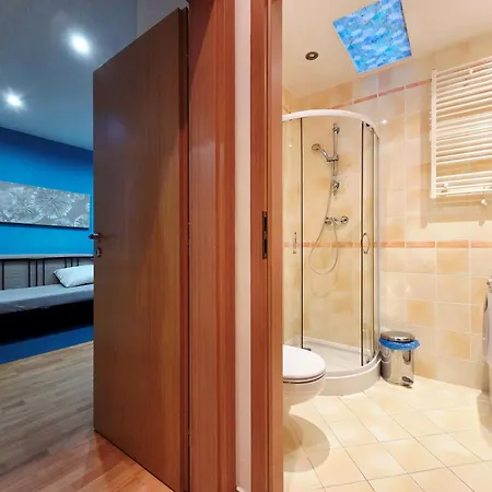 Daire Blue In Center, Location